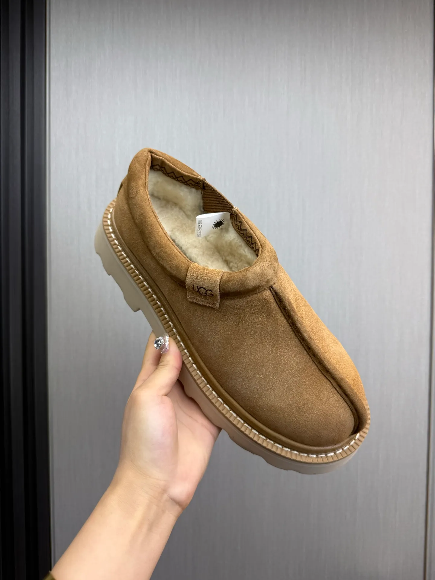 Men's shoes 💰560💰 New UGG fur integrated men's simple and fashionable snow boots. The most worth buying at the end of this year are warm casual shoes. Whether you are out and about at home, their comfortable and warm performance will be your most suitable fashion companion! The material is cowhide upper and imported wool is used inside. Warm and comfortable! The eva+ rubber patch outsole is cushioned, non-slip and wear-resistant, and has good elasticity. It is light and wear-resistant, comfortable and soft, and the new simple cut is more fashionable. It has both practicality and fashion sense, so you no longer have to worry about how to match it in winter, while still maintaining your fashionable taste. High-quality genuine wool. Look at the details for the material! Size: 39-40-41-42-43-44-44 sneaker size